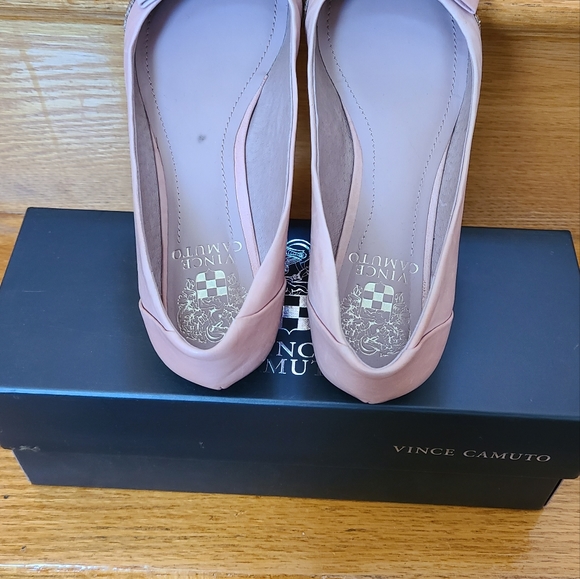 Vince Camuto Flats with boe - Picture 2 of 3